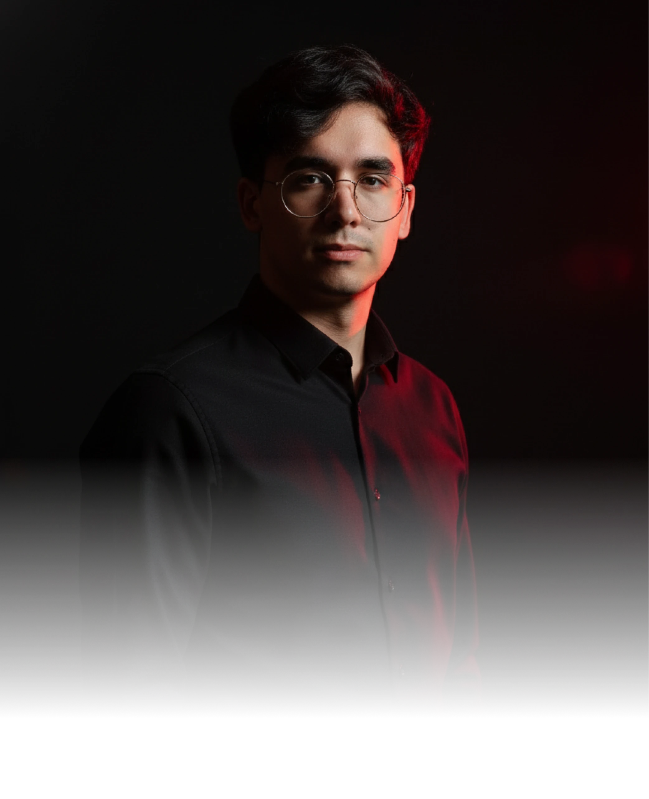 Retrato de Victor Santos em estúdio, com iluminação vermelha lateral